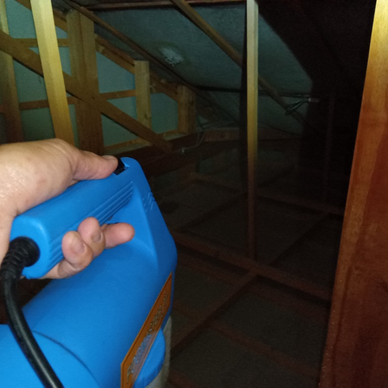 屋根裏に除菌・殺虫剤を散布する様子