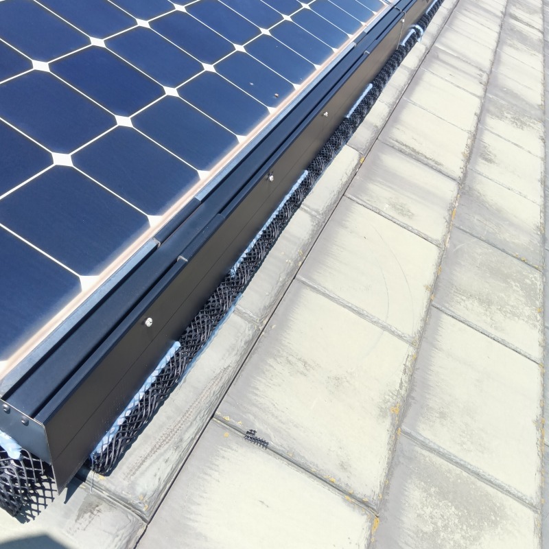 太陽光パネル下に防鳥ネットを設置