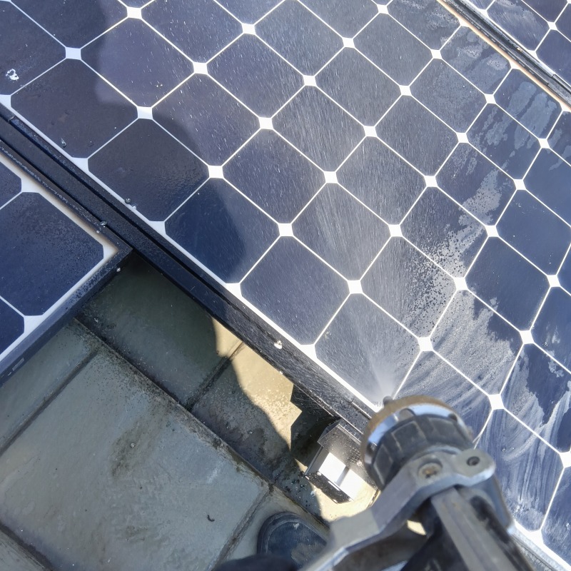 屋根上に除菌・消臭剤を散布