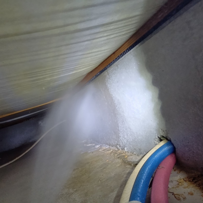 床下の木材に防蟻剤を散布