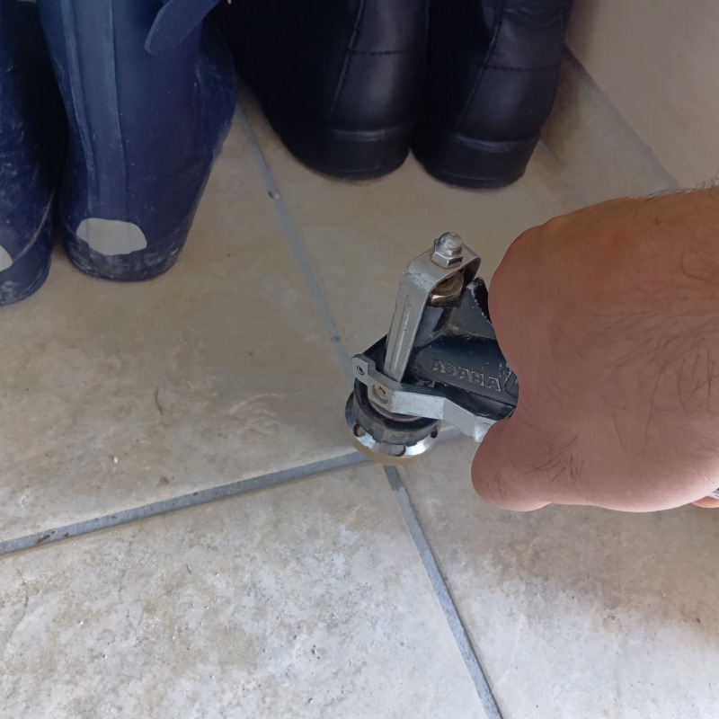 床に穴を開けて防蟻剤を注入