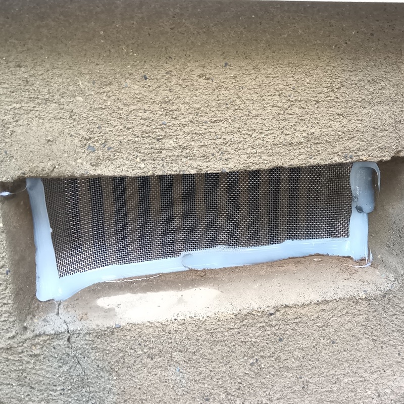 床下通風口に金網を設置した様子