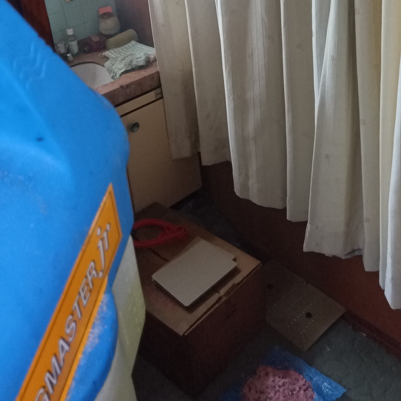 室内に除菌・消臭剤を散布する様子