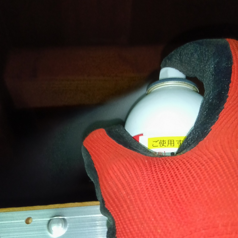 屋根裏に忌避剤を散布する様子