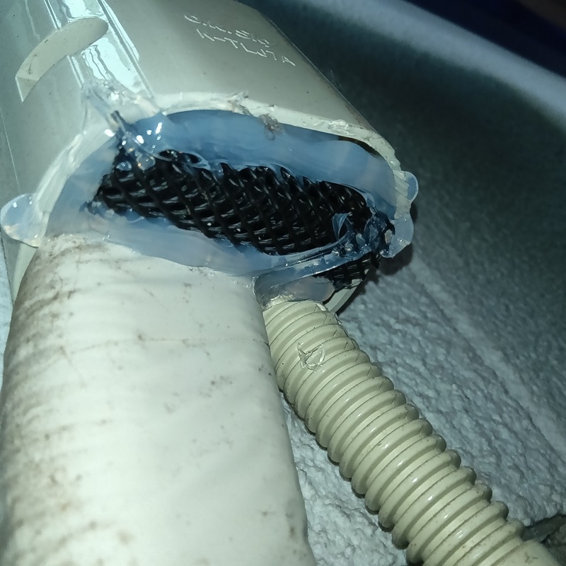 エアコンホースのすき間を封鎖した様子