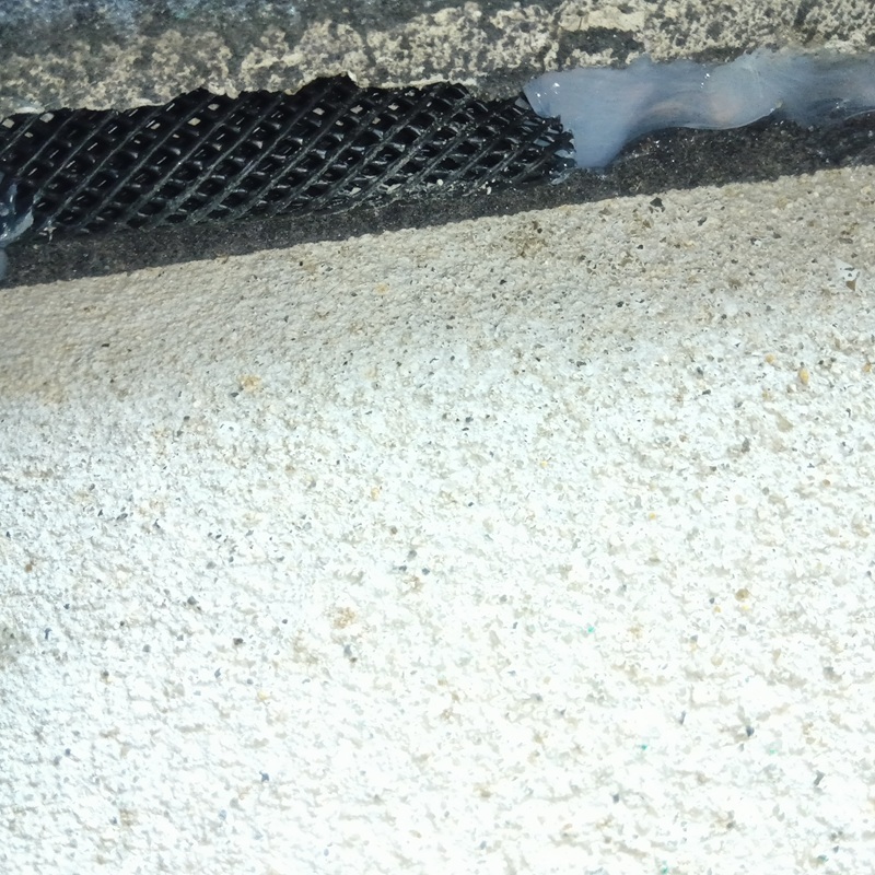 外壁のすき間を封鎖した様子