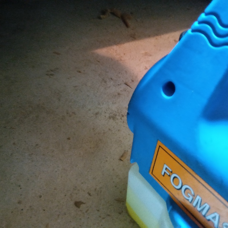 除菌・殺虫剤を散布する様子