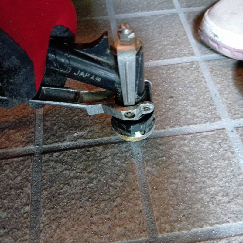 床に穴を開けてシロアリ駆除剤を注入