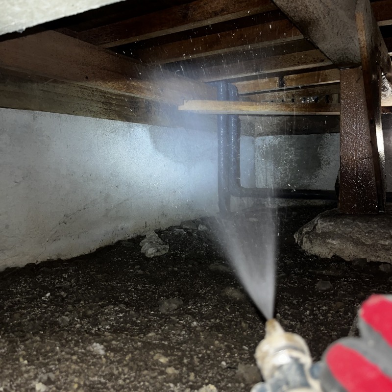 床下の土壌にシロアリ駆除剤を散布