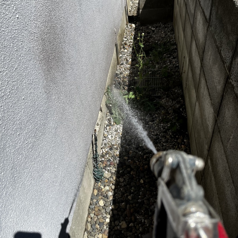 建物の外周にシロアリ駆除剤を散布