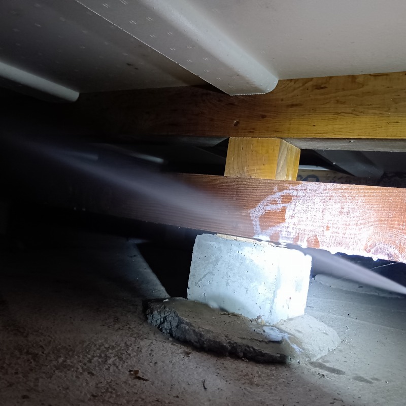 床下の木材にシロアリ駆除剤を散布