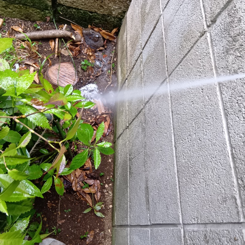 建物の外周にシロアリ駆除剤を散布