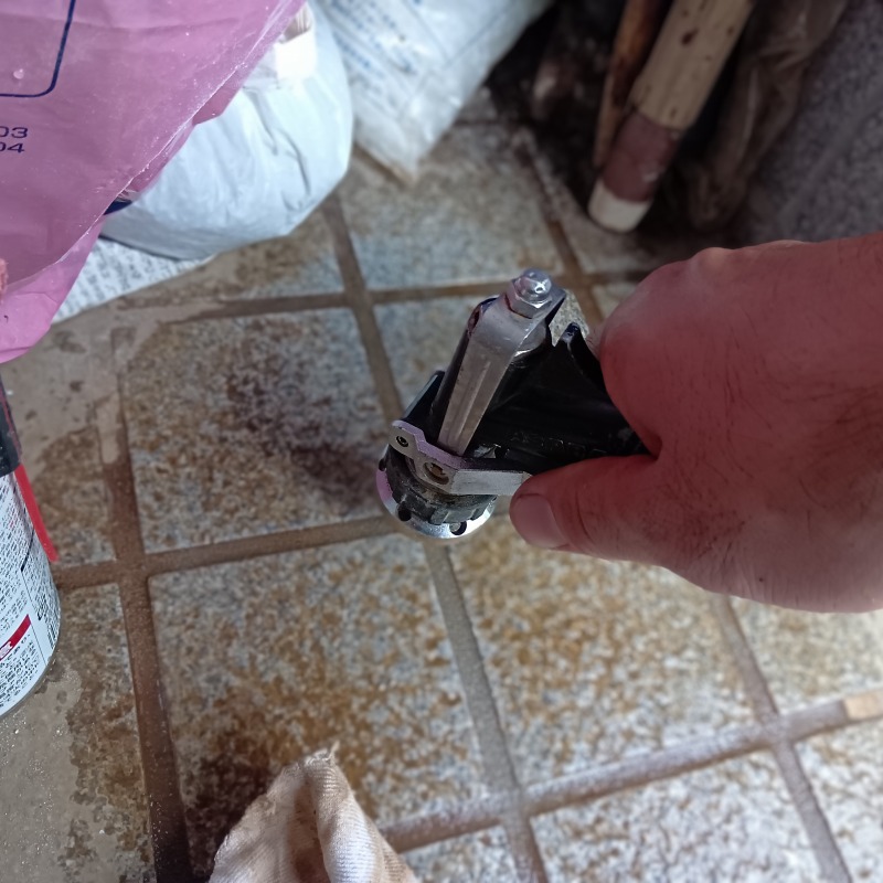 床に穴を開けてシロアリ駆除剤を注入