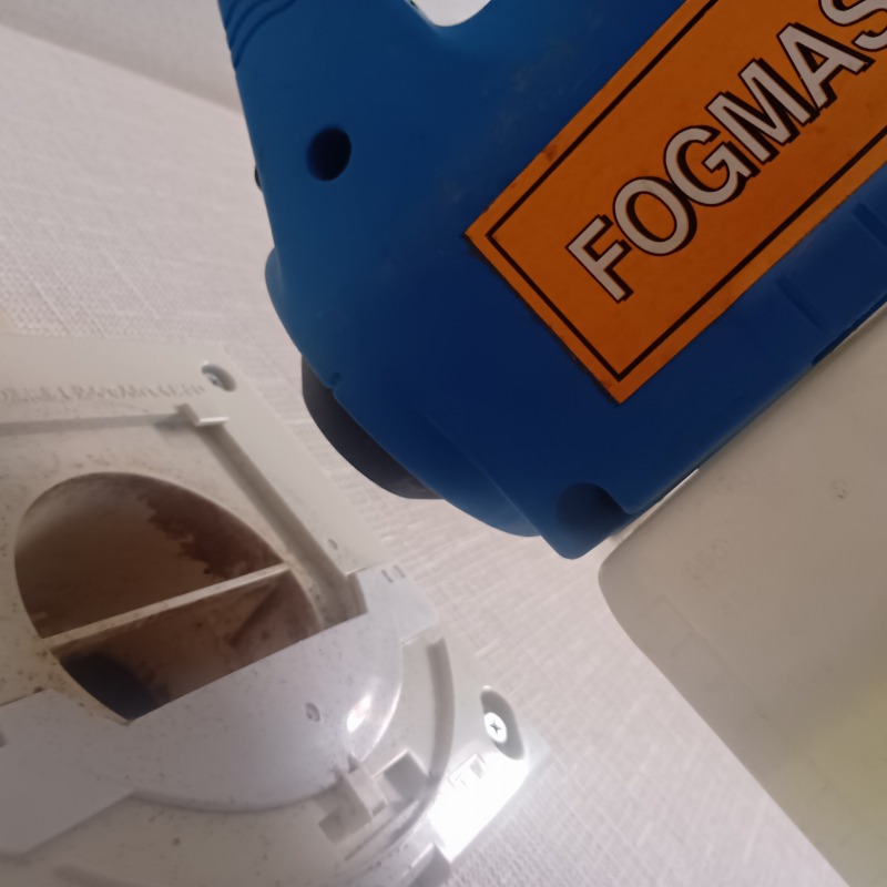 換気扇内に殺虫剤を散布