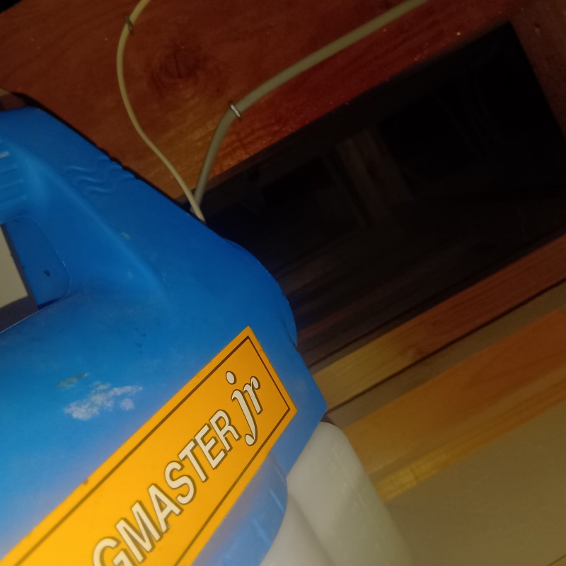 屋根裏に殺虫剤を散布