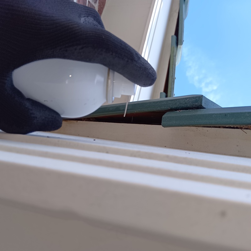 屋根に忌避剤を散布