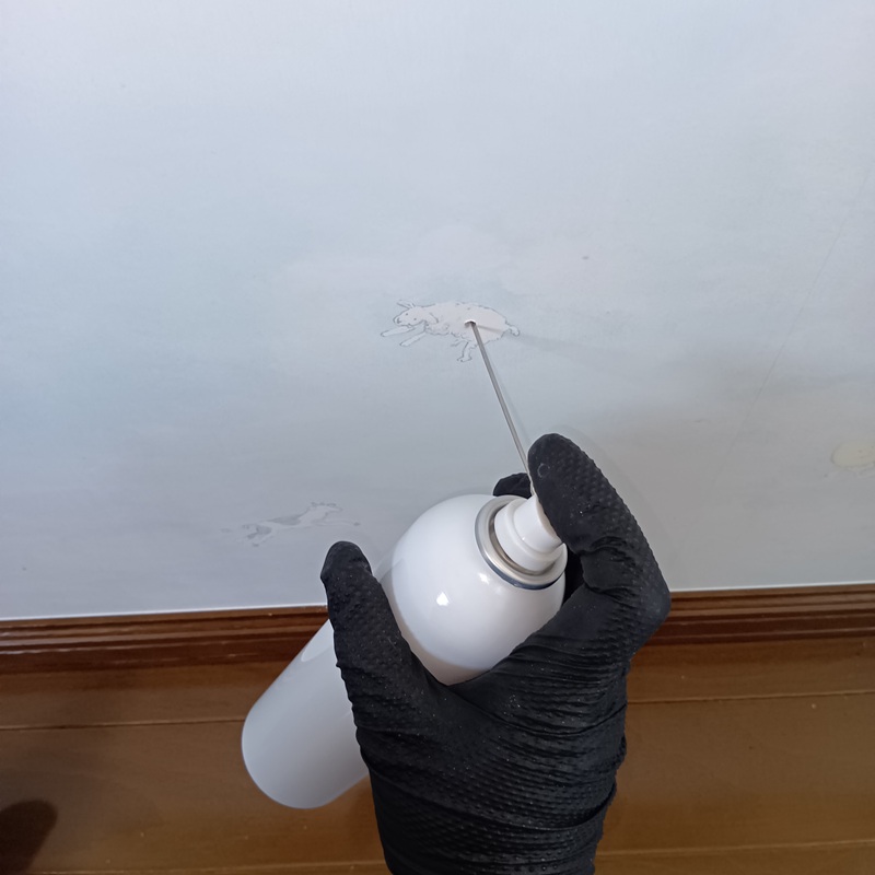 壁内に忌避剤を散布