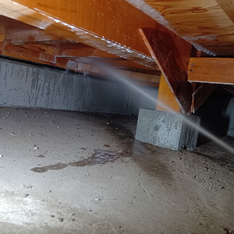 床下の木材に防蟻剤を散布