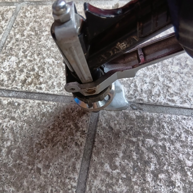 床に穴を開けて防蟻剤を注入