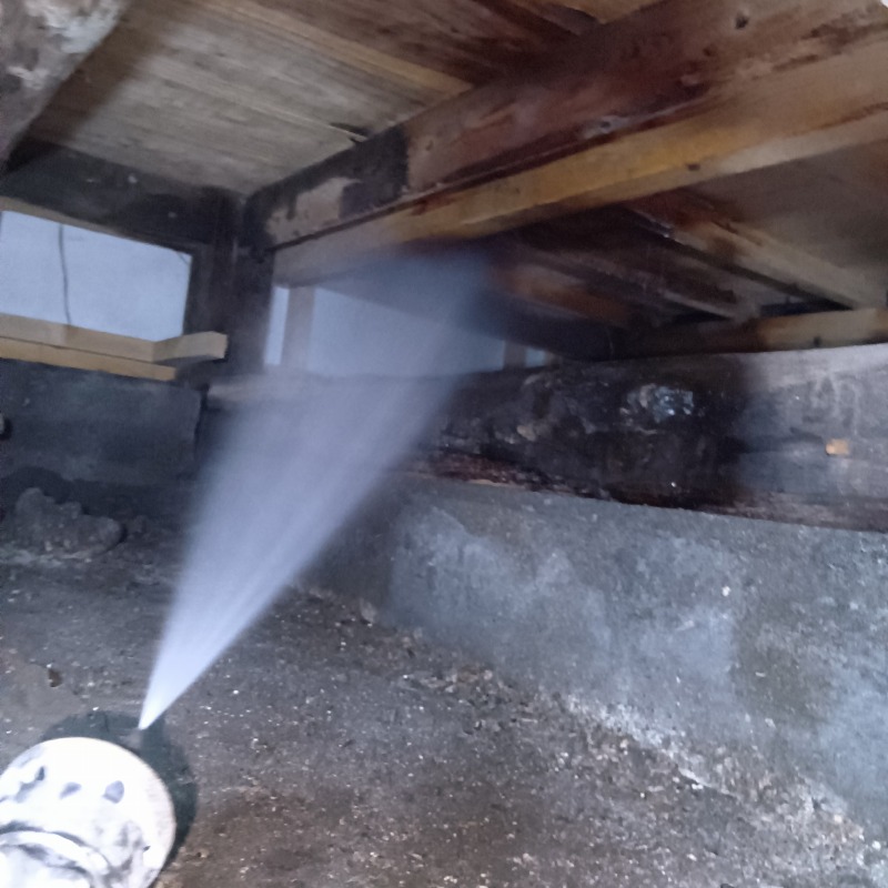 床下の木材にシロアリ駆除剤を散布