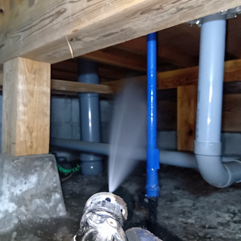 床下の木材にシロアリ駆除剤を散布