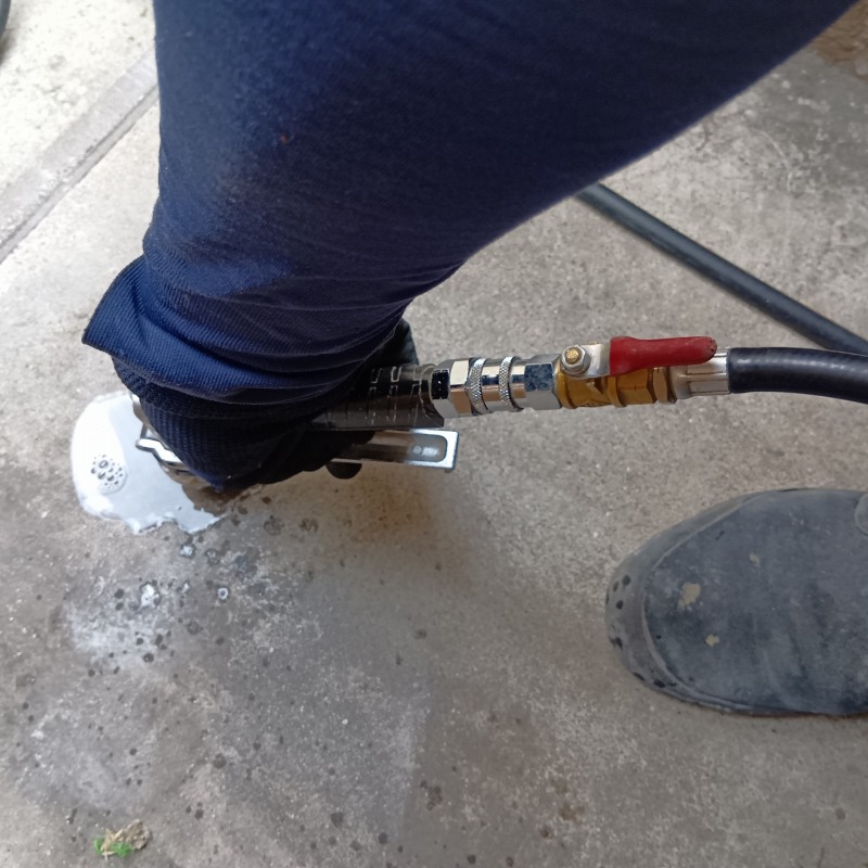 床に穴を開けてシロアリ駆除剤を注入