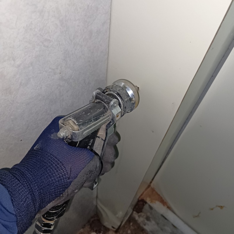 柱に穴を開けてシロアリ駆除剤を注入