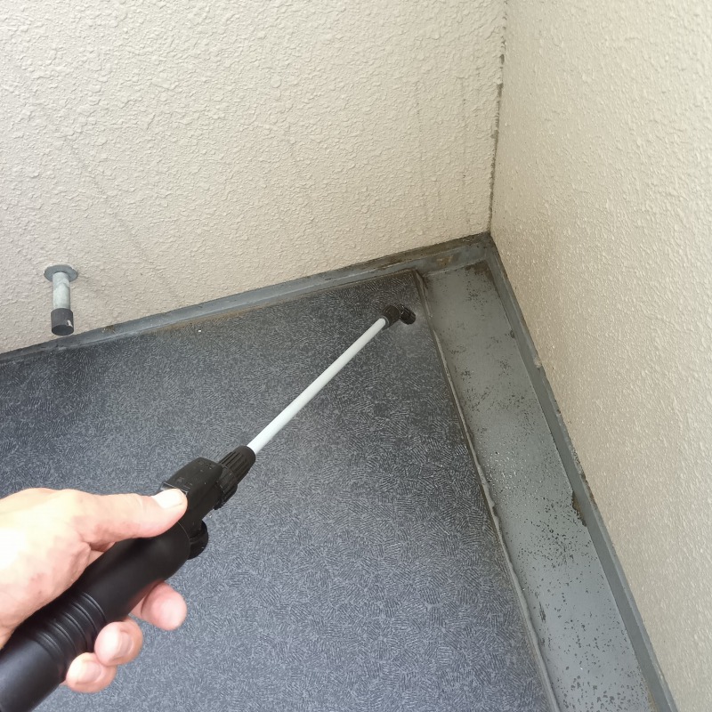 ベランダに除菌・消臭剤を散布する様子