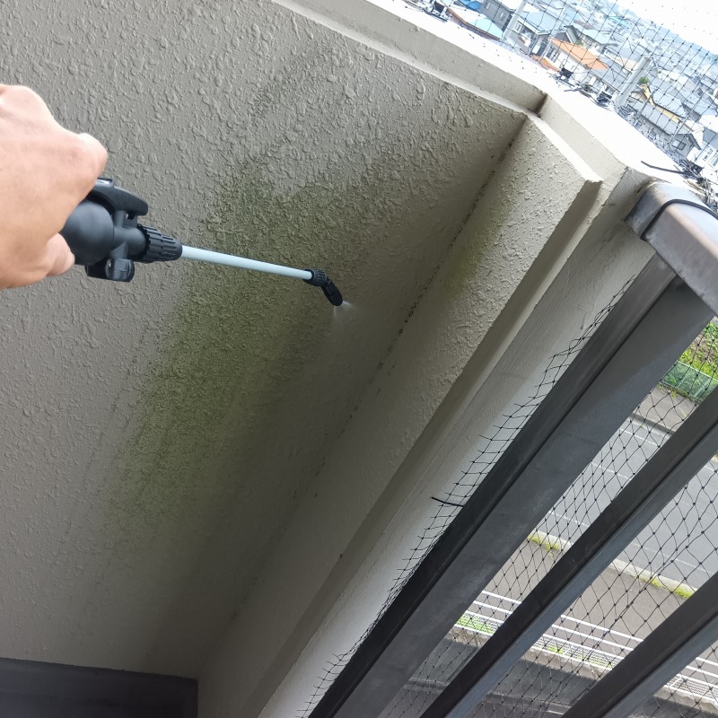 ベランダに除菌・消臭剤を散布する様子