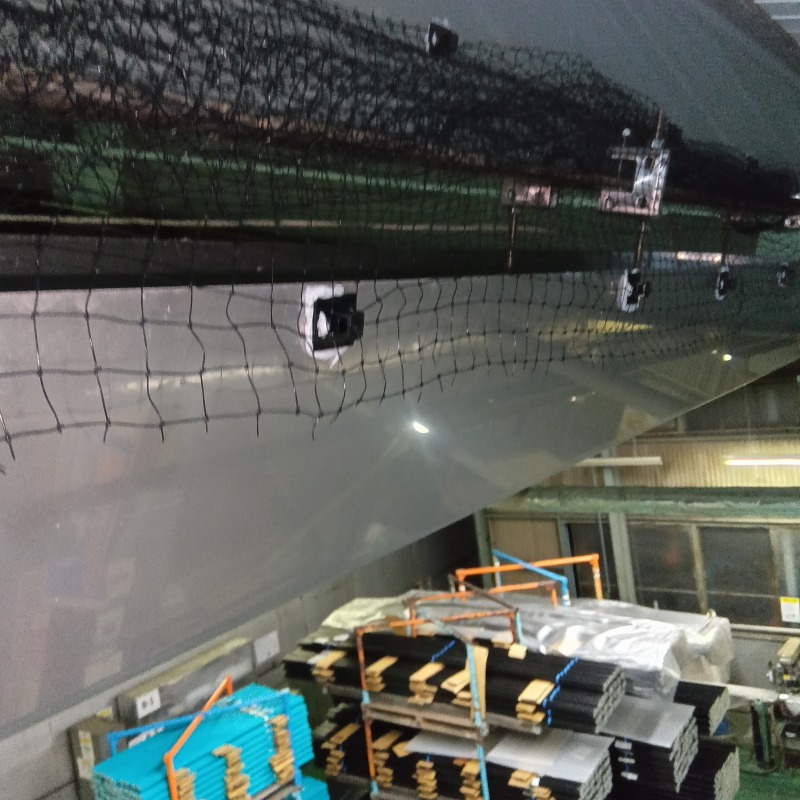 梁部分に防鳥ネットを設置した様子