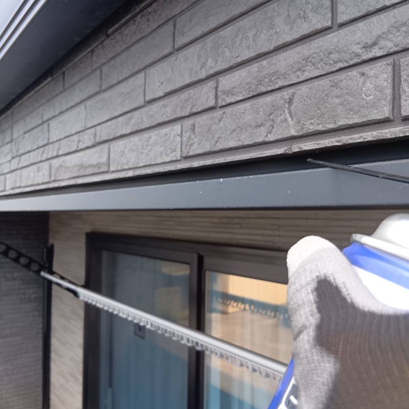 バルコニーの窓上に忌避剤を散布