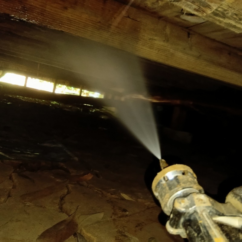 床下の木材に防蟻剤を散布