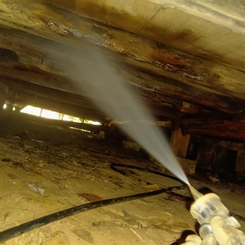 床下の木材に防蟻剤を散布