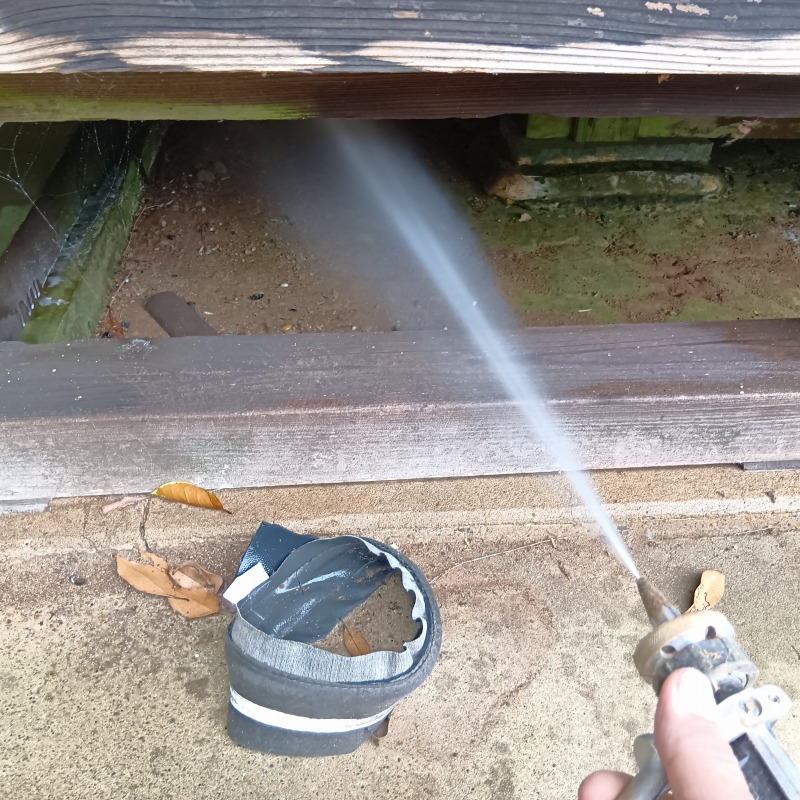 床下の土壌に防蟻剤を散布