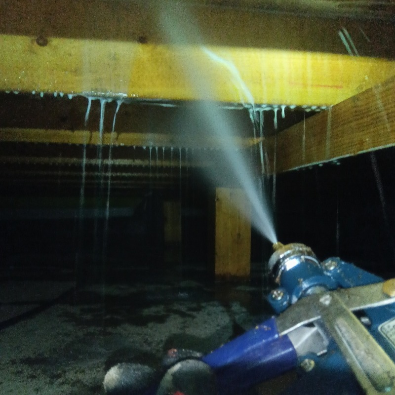 床下の木材にシロアリ駆除剤を散布