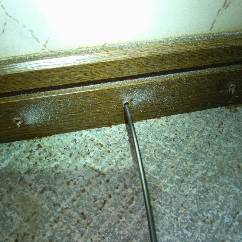 柱に穴を開けてシロアリ駆除剤を注入