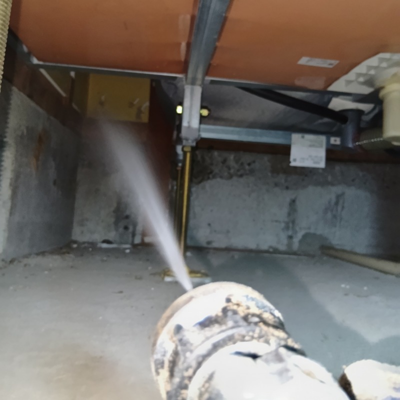 床下の木材にシロアリ駆除剤を散布