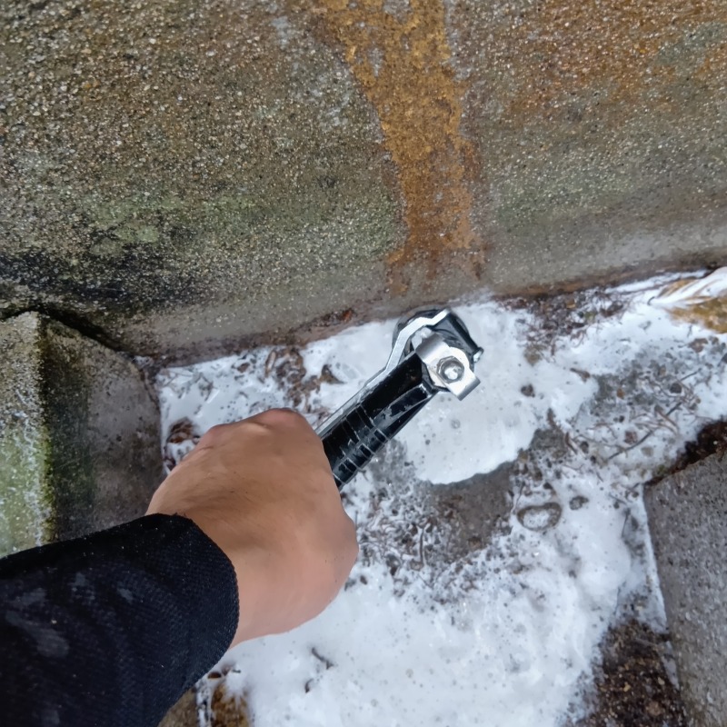 土壌にシロアリ駆除剤を散布