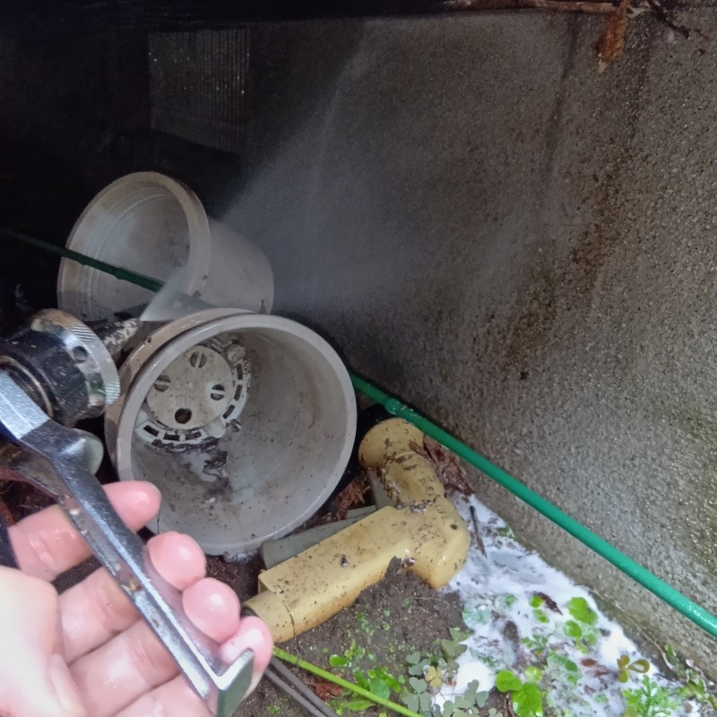 建物の基礎にシロアリ駆除剤を散布