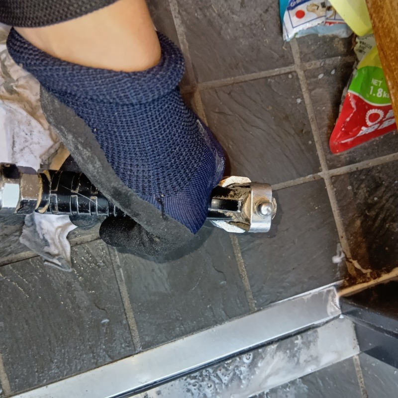 玄関床に穴を開けてシロアリ駆除剤を注入