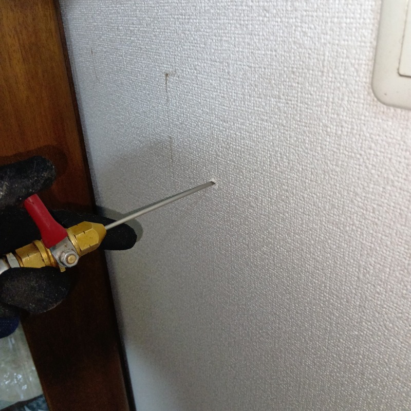 壁に穴を開けてシロアリ駆除剤を注入