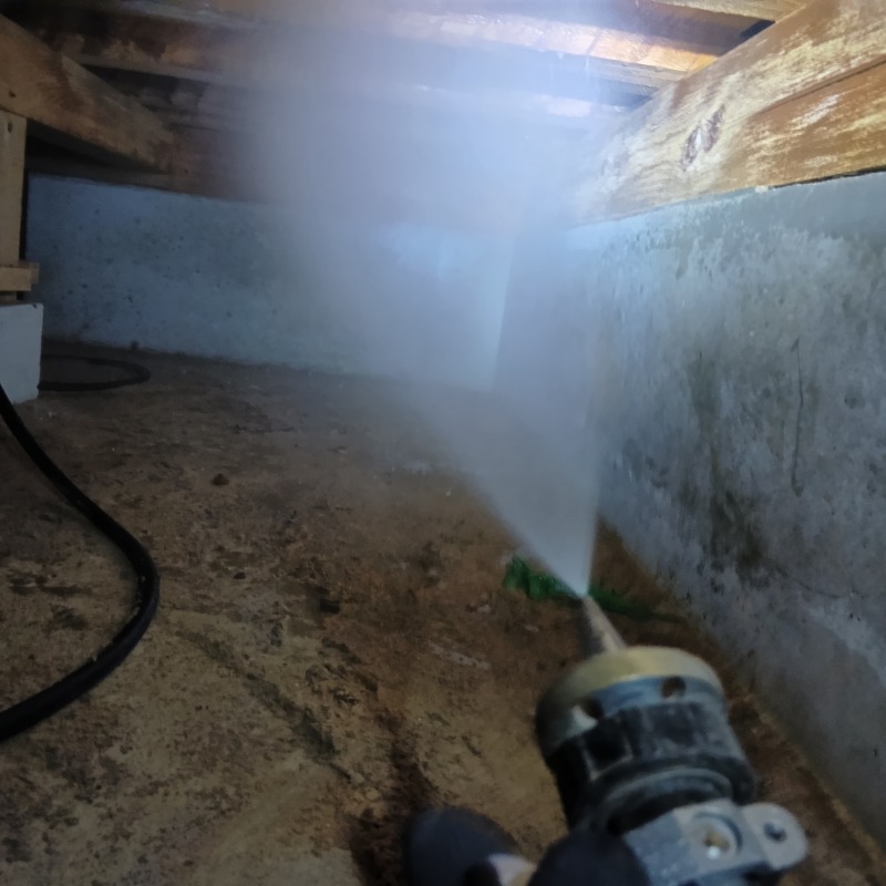 床下の木材にシロアリ駆除剤を散布