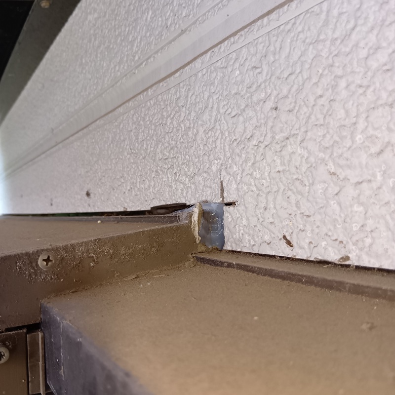 ひさし部分のすき間を封鎖した様子