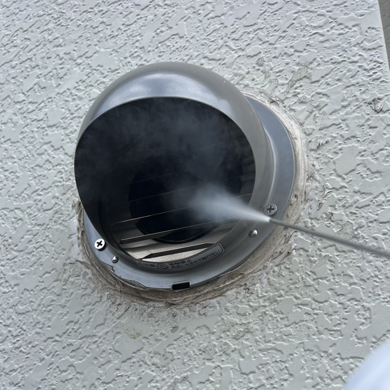 排気口に忌避剤を散布する様子