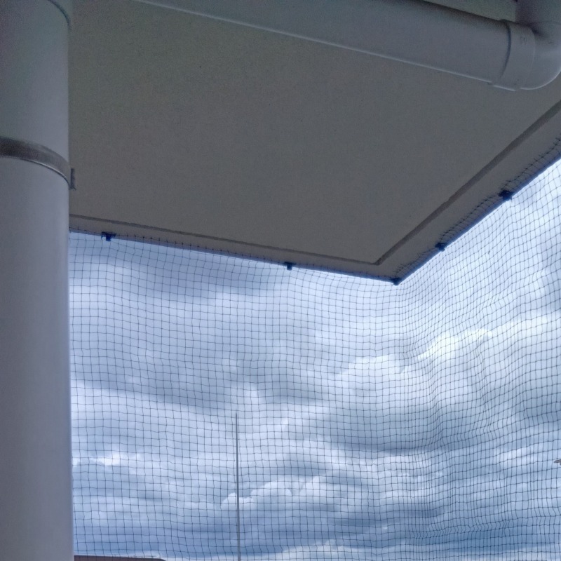 ベランダに防鳥ネットを設置