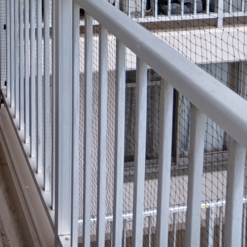 ベランダに防鳥ネットを設置