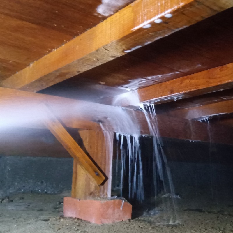 床下の木材にシロアリ駆除剤を散布