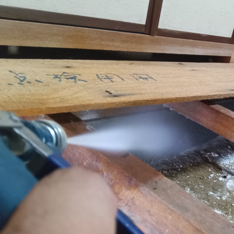 床下の土壌にシロアリ駆除剤を散布