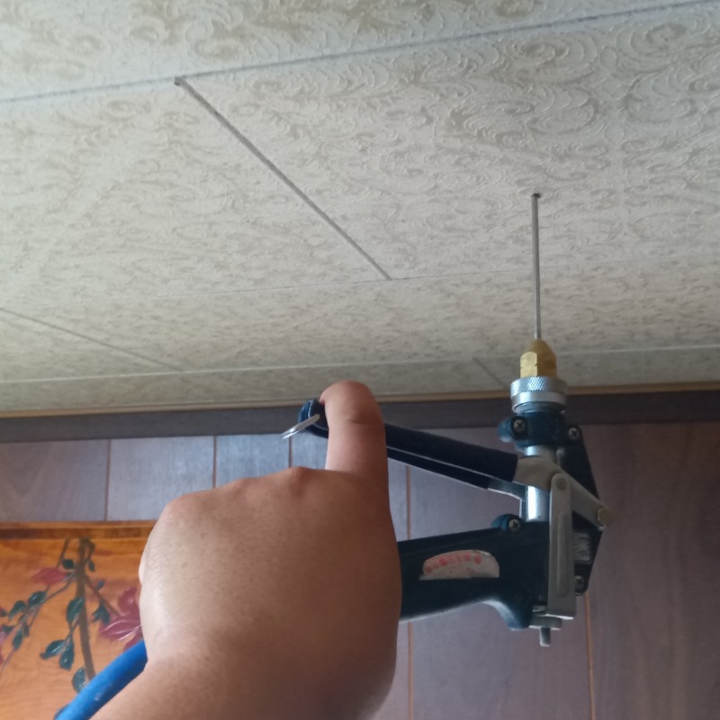 天井に穴を開けてシロアリ駆除剤を注入
