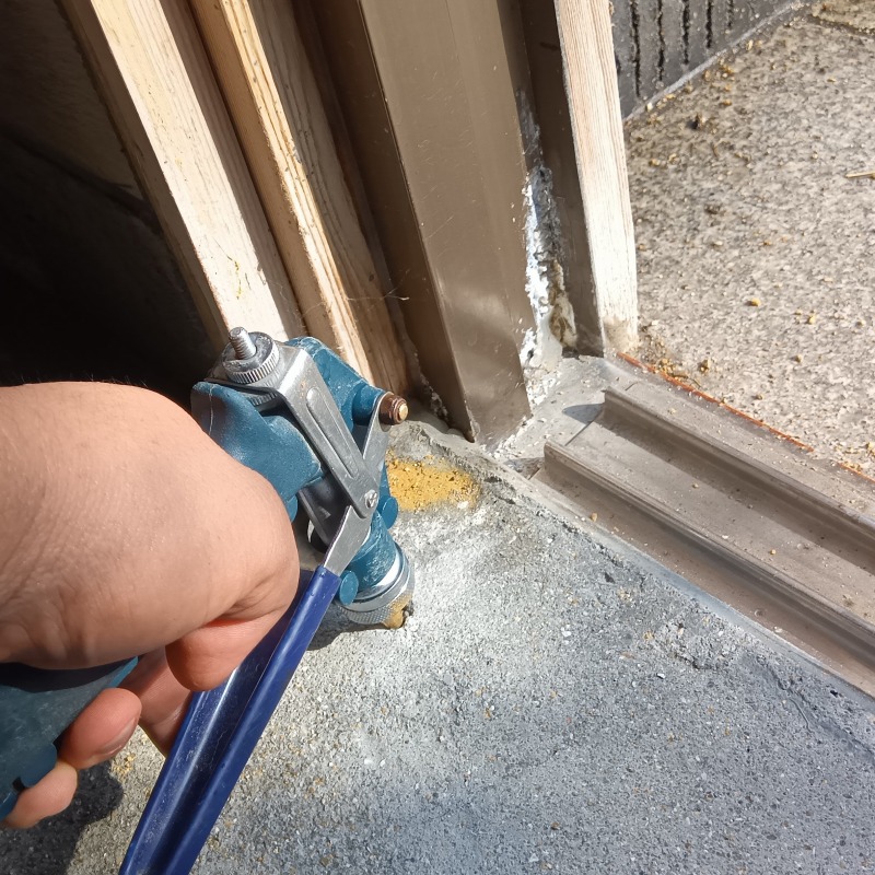 玄関床に穴を開けてシロアリ駆除剤を注入